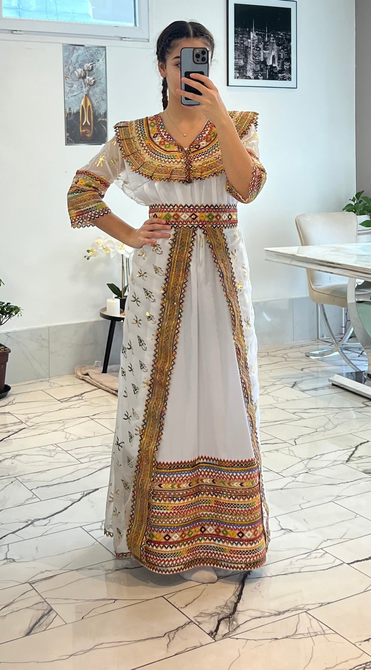 Robe blanche motifs amazigh