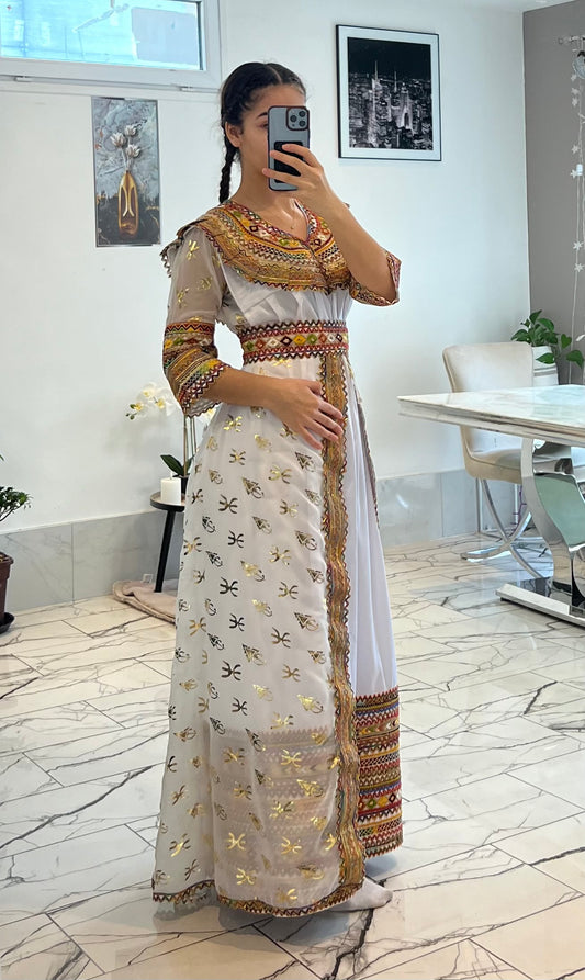 Robe blanche motifs amazigh