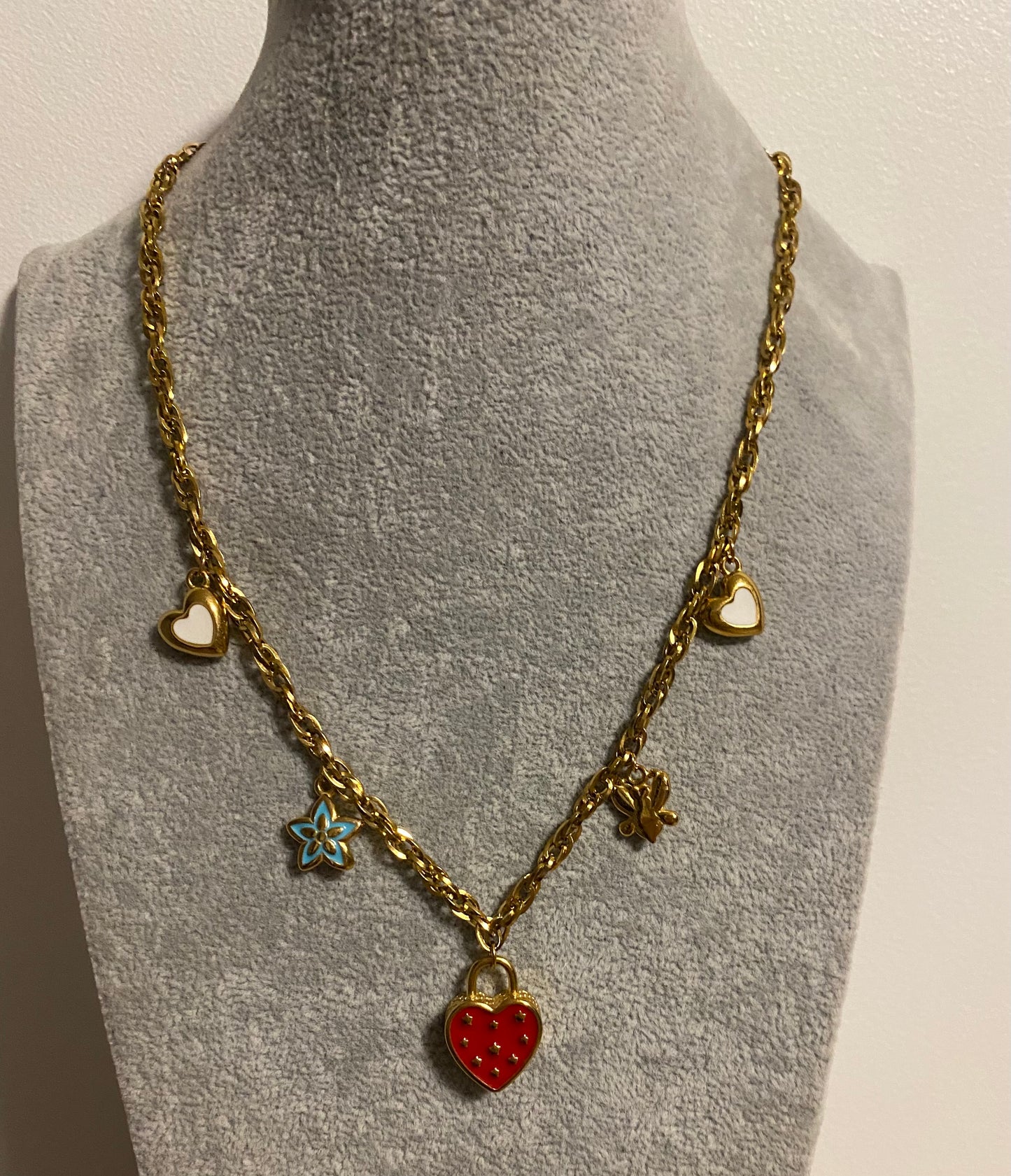 Collier bibelots rouge