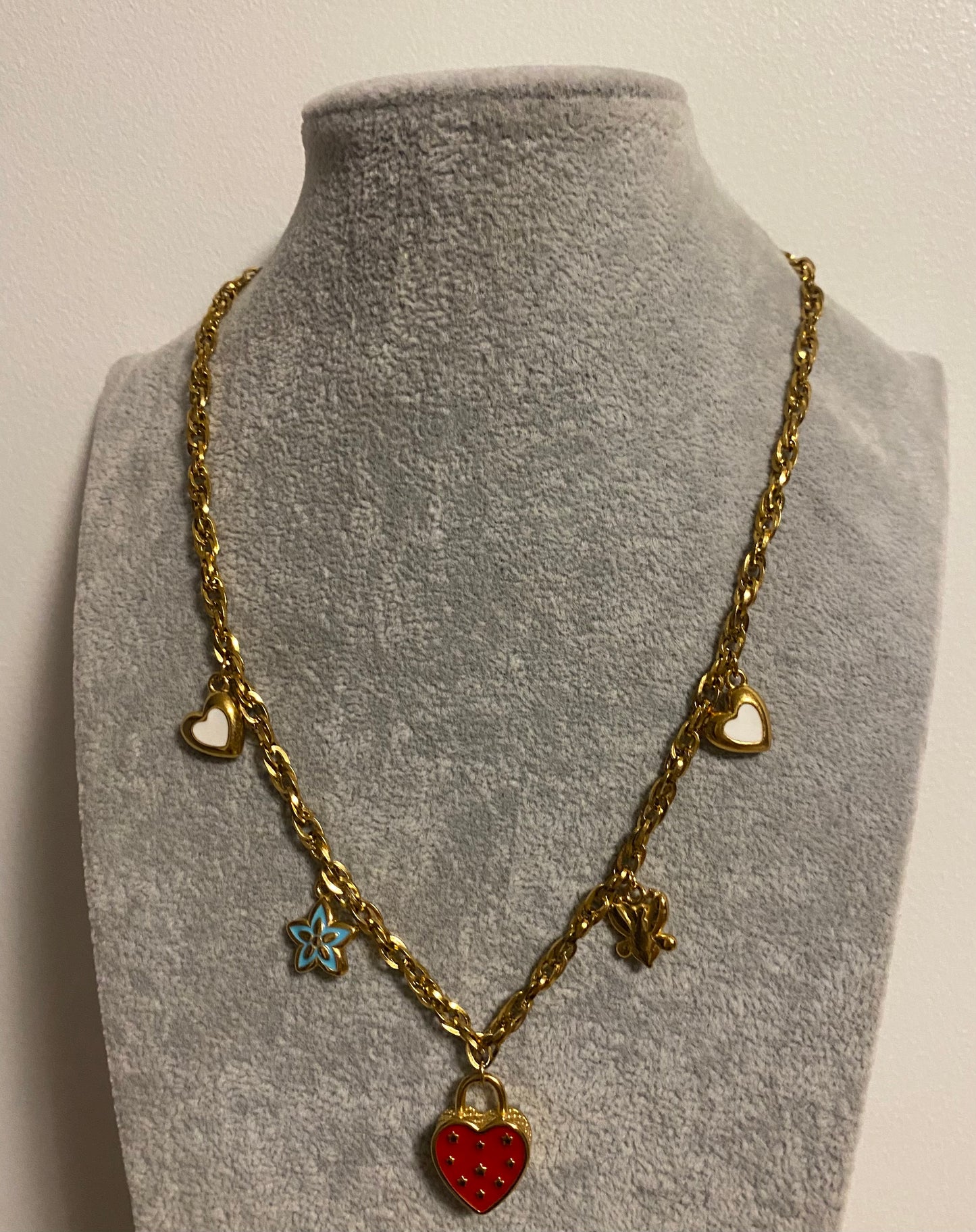 Collier bibelots rouge